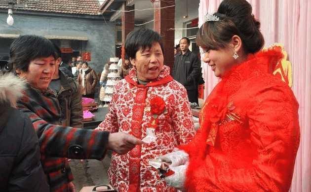 70岁大娘三个儿子却无人赡养 大娘流泪: 我养你小, 你怎不养我老