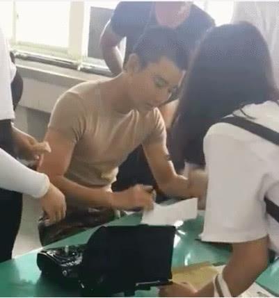 贾乃亮为粉丝签名网友感慨瘦太多了, 可他这张撑伞照却看哭了网友