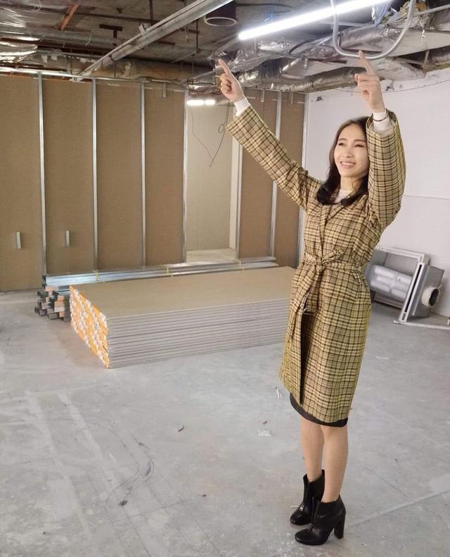 47岁黎姿开店, 穿高跟鞋短裙, 现身施工现场, 照片太像摆拍