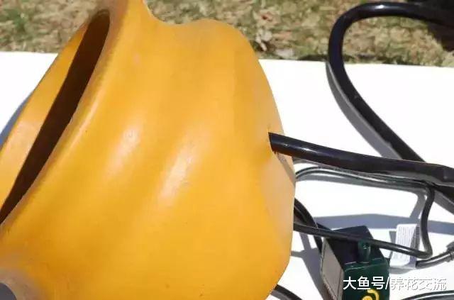 用废弃的大陶罐制作成精致而自然的喷泉, 放花园里正适合