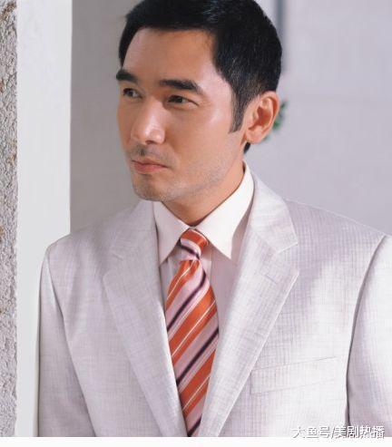 出道就演男一, 娶最丑港姐, 7次陪跑影帝, 转战内地成魅力大叔!