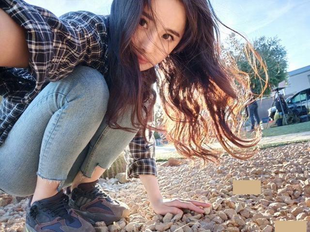 杨幂晒自拍美照庆粉丝破亿! 发丝飞舞露甜美笑容, 十分俏皮可爱