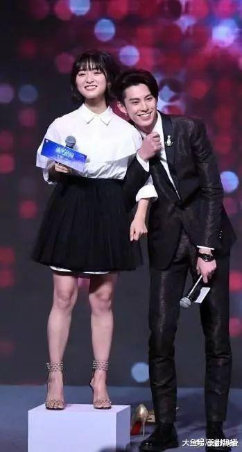 沈月与新F4出席活动, 但她的小腿这是怎么了, 简直不忍直视!