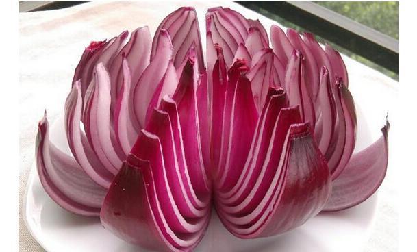 40岁妇女天天煮洋葱给家里人吃, 半个月后, 全家身体出现惊喜变化