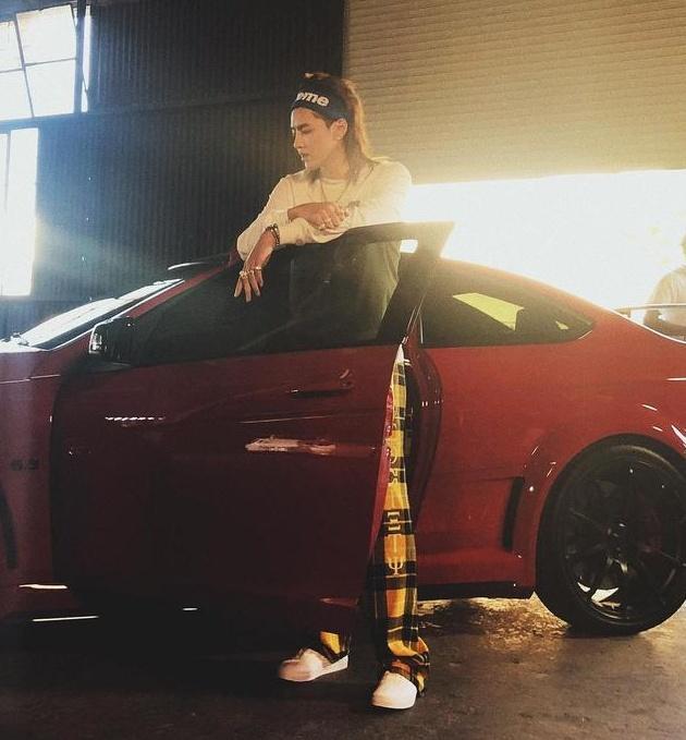 吴亦凡新造型曝光, 金色长发垂肩, 粉丝狂赞简直就是“人间仙子”