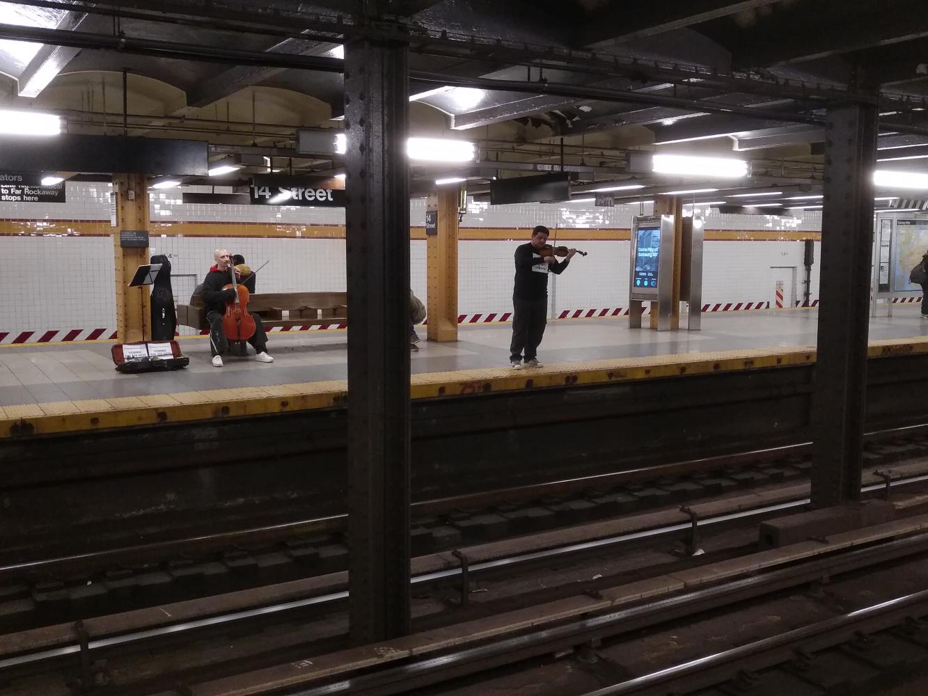 纽约地铁，隔着轨道的协奏曲。当