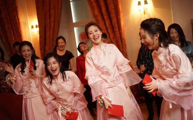 唐嫣罗晋婚礼进行时: 宾客欢呼大笑 新娘手动比心喜气洋洋