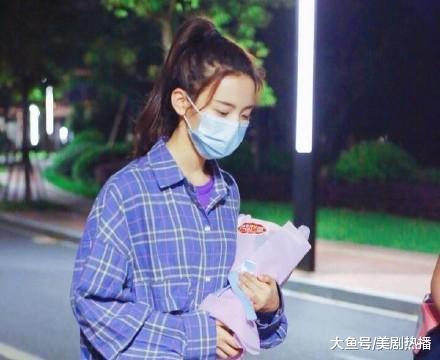 唱歌跑调跳舞靠提醒, 亲自下场手撕粉丝, 超越吴宣仪得第二凭啥?