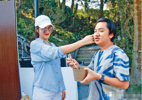 李亚男挺孕肚探班王祖蓝, 贴心送牛肉面闪瞎众人