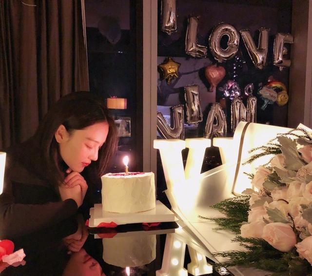 张馨予把头放在神秘大手上 晒“男友”视角庆生照