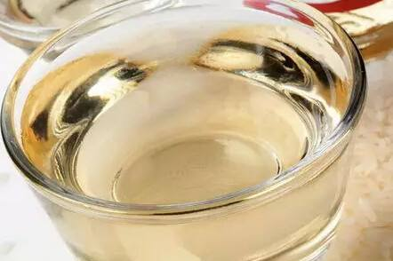 擦玻璃真“费劲”, 邻居阿姨给支招, 水里兑点它, 干净效果好!