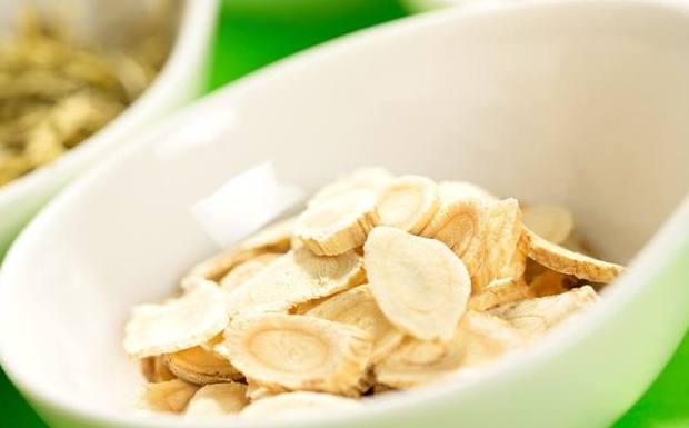 每天用黄芪泡水喝, 坚持一个月, 这些好事将会降临到你身上!