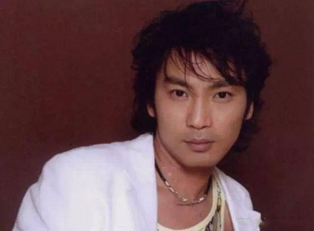 酒歌王子红遍全国 却被伴舞者挥刀乱砍 如今身价过亿!