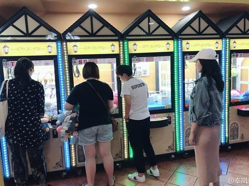 秦岚抓娃娃庆《延禧》收视高 偶遇高手笑问: 哪个宫的