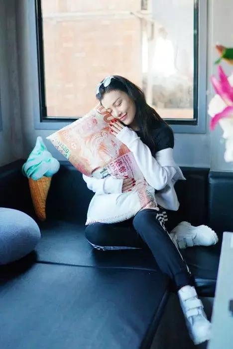刘翔前妻葛天晒美照, 离婚后的她少女感满满, 网友: 难道单身更好?