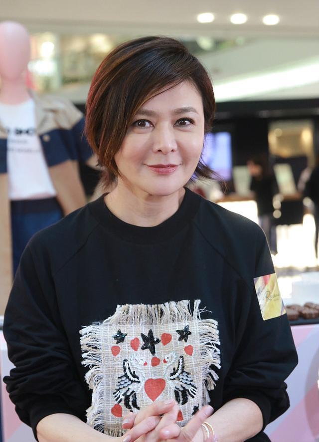 关之琳年过半百女神依旧 谈“刘嘉玲虚报年龄”: 我没留意