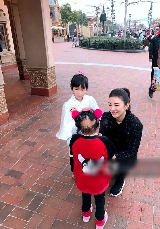 黄奕陪女儿游迪士尼眼神全程紧贴, 黄芊玲白衣似小公主懂谦让