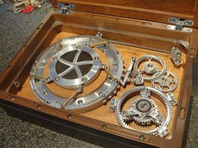 女生收到两把心形钥匙还以为是装饰品, 7个月后才知道真正用途