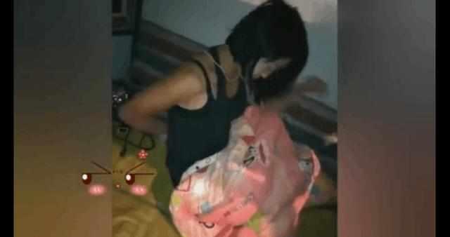 工地上的90后美女, 换个衣服都只能躲被子里, 网友: 真的太小了!