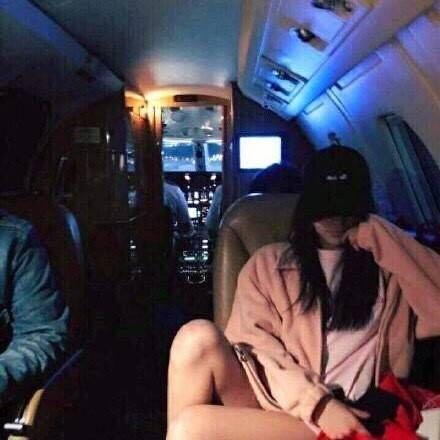 潘玮柏被曝秘恋空姐已同居, 女方晒照中疑似有吴昕送的礼物
