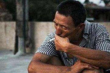 60岁老寡妇高烧入院, 得知病因儿子甩手离开! 老人痛哭: 我这是作孽