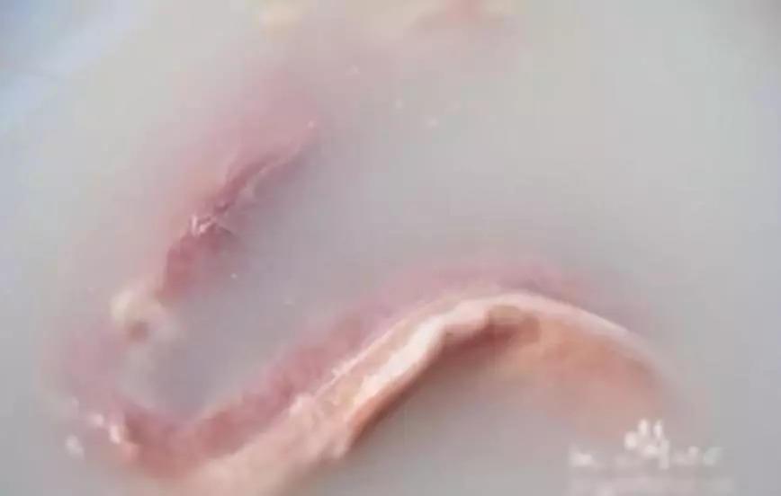 新买回来的猪肉, 别再用清水洗, 不然越洗越脏!