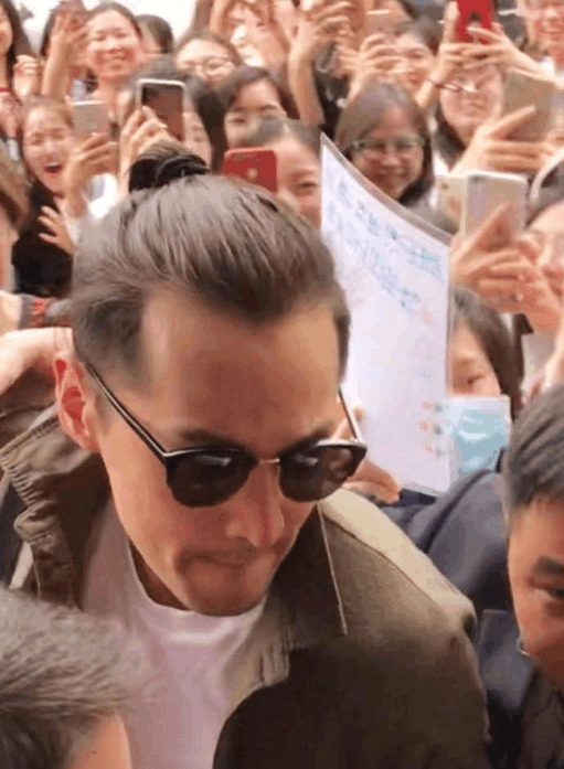 胡歌扎小辫现身, 心形发际线成亮点, 满脸痘印仍被大妈疯狂追捧
