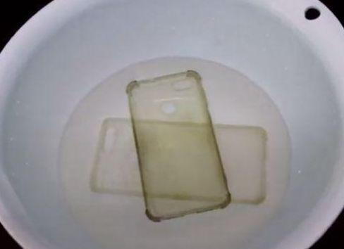 手机壳用久了“发黄”? 别急着扔, 用“它”泡一泡, 轻松变新壳