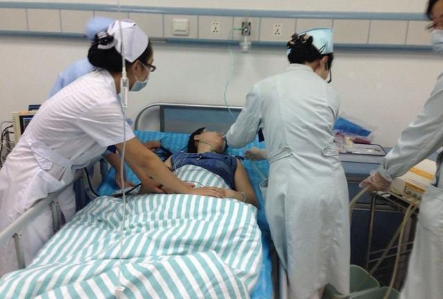 28岁女子房事后黄体破裂被送往医院, 医生解释: 都是她丈夫害的!