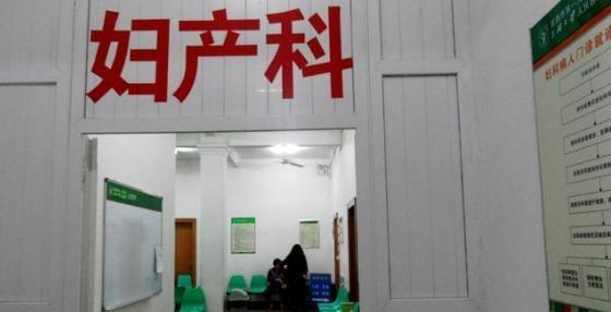 35岁产妇喝下百草枯, 产妇妈妈在医院痛哭, 怒斥其丈夫不是人!