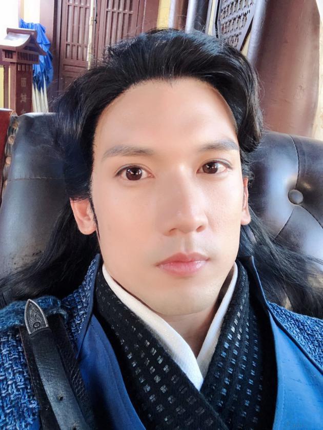 关智斌晒助理视角近照 瘫坐抬大长腿造型抢镜