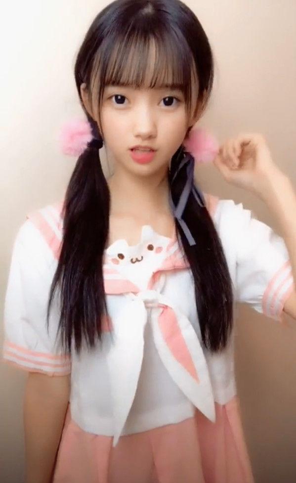 她长相甜美可爱,非常的让人疼爱,而这位小姑娘,拥有非常高的颜值,而且