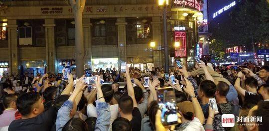 谢霆锋与张靓颖在成都吃火锅, 近千粉丝拥堵在店门口