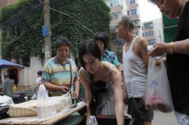 美女在街上推车卖豆腐, 看见他车前挂的牌子居民议论纷纷