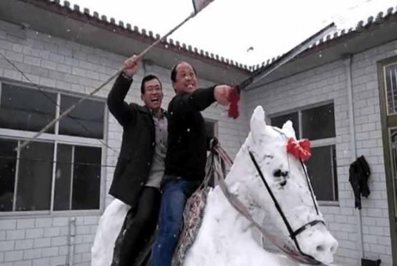 大叔在自家院子里堆“雪马”, 坐在马背上时帅炸了!