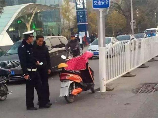 街头一妇女骑车与兰博基尼碰撞, 车上下来一个年轻美女