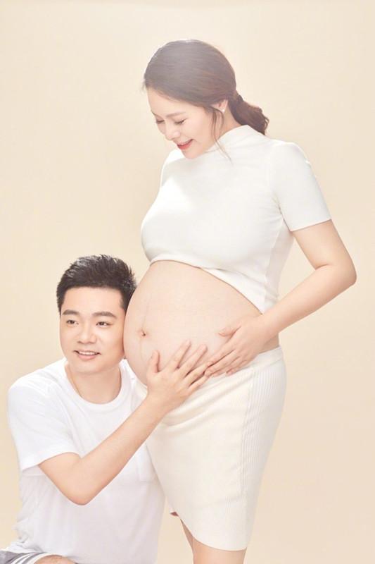 丁俊晖晒女儿脚丫照宣布升级当爸: 顺产母女平安