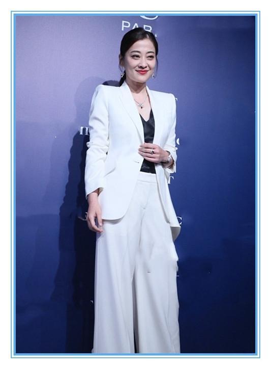 当43岁梅婷和39岁章子怡同穿白西装 终于见识到气质美的最高形式