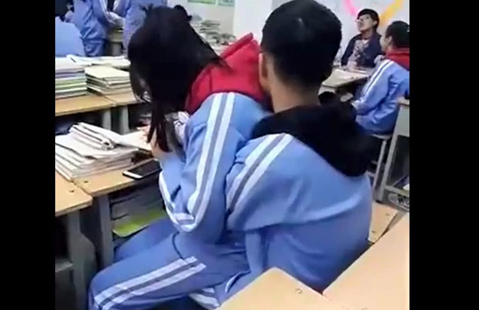 14岁初中生教室内坐大腿, 男孩的手让91年阿姨看了都脸红!