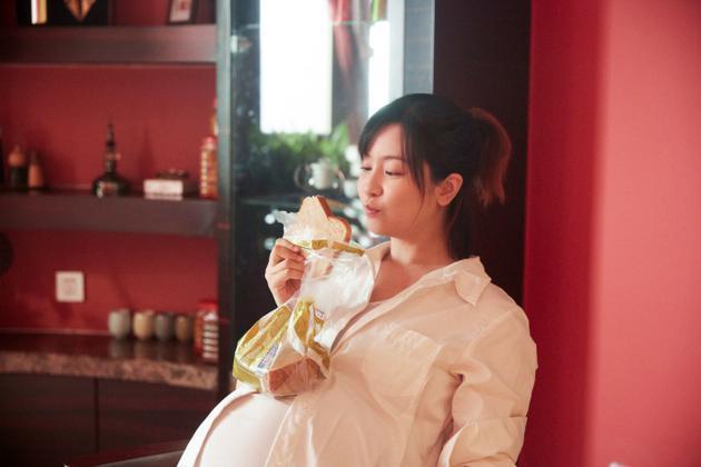 女星怀孕被要求减肥? 吃几片面包还遭工作室吐槽