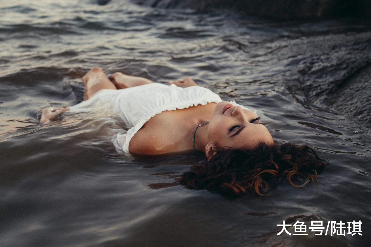 妈妈为救孩子割肝却遭丈夫抛弃: 嫁错人, 比你想象的还可怕!