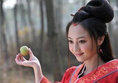 五版嫦娥对比, 只有她最经典, 人美心还善建百所希望小学