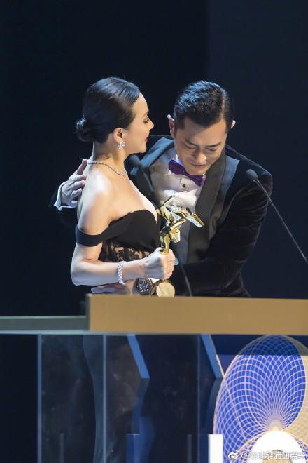 当59岁毛舜筠遇上53岁刘嘉玲, 才知道什么叫岁月优待美人!