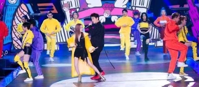 李小璐妈妈深夜点赞微博表达感受: 女儿很傻很天真, 十分重感情!