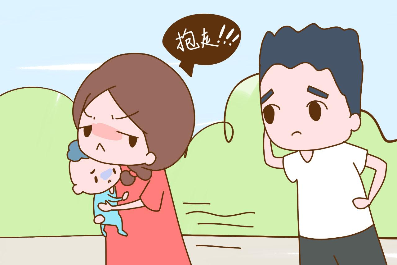 被熊亲戚逗着玩时, 孩子第一反应想让爸妈这么做, 希望你做对了