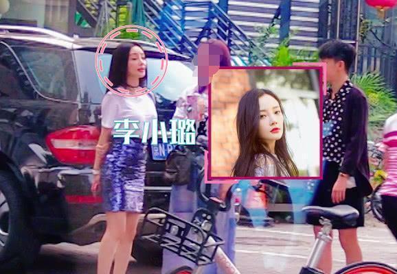 李小璐街头现身, 大热天吩咐助理挪共享单车, 自己远远一旁观看