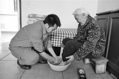 60岁老奶奶“天天”用白醋来泡脚, 15天后身体有惊人的变化!