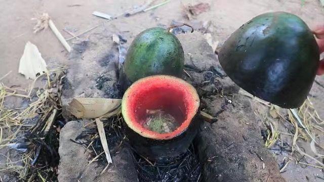 男子将猪脑花洗干净塞进西瓜里, 放在火上烤, 出锅后惹人流口水