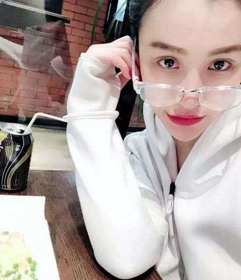 刘翔前妻葛天晒美照, 离婚后的她少女感满满, 网友: 难道单身更好?