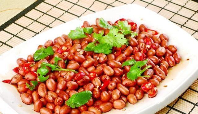 男人喝酒时请注意: 这5道常见下酒菜, 吃的越多, 越容易伤害身体